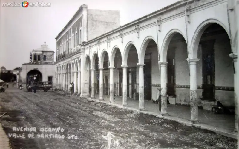 Calle Ocampo junto a la parroquia antigua.